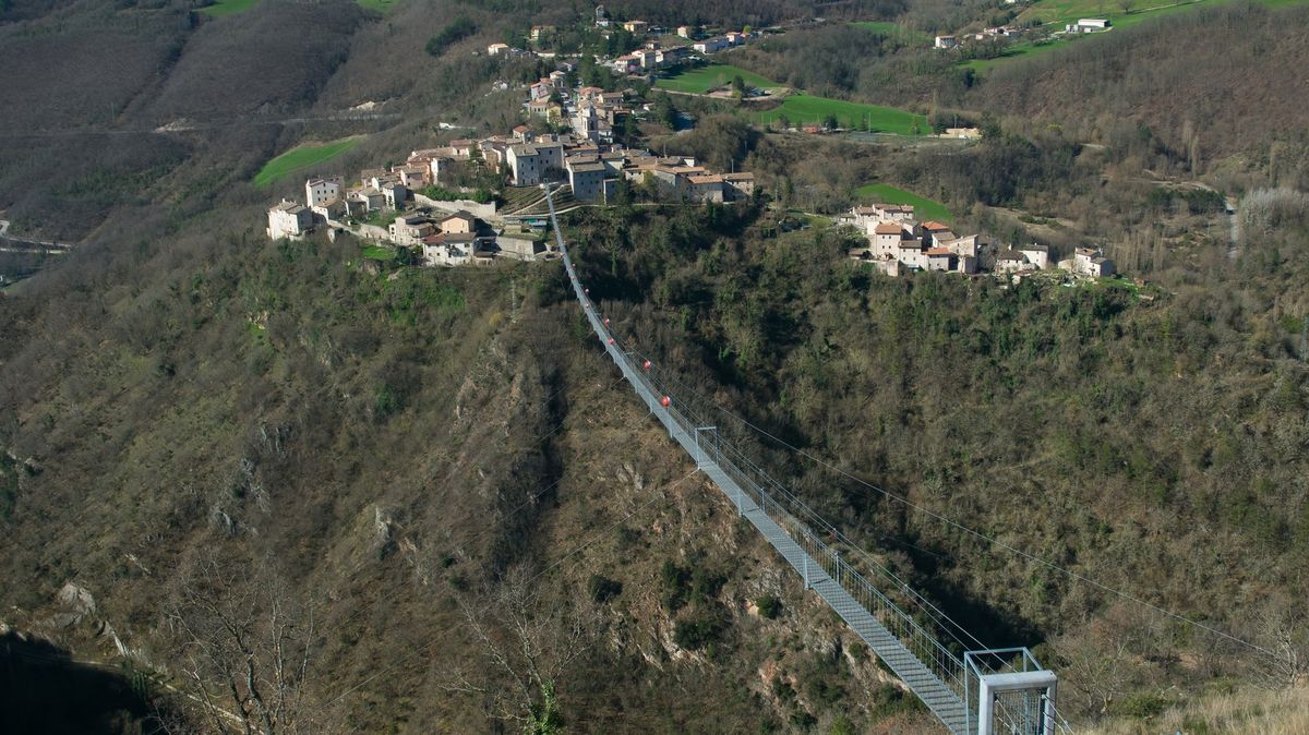 V Itálii otevřeli nejvyšší visutý most pro pěší v Evropě. Od země ho dělí 175 metrů